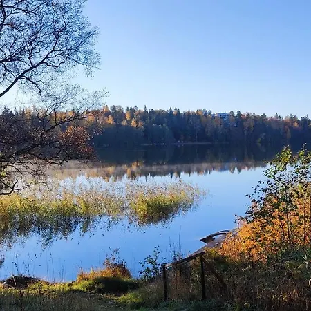 By The Lake - Free Parking, Good Connections