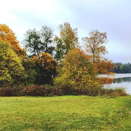 By The Lake - Free Parking, Good Connections *